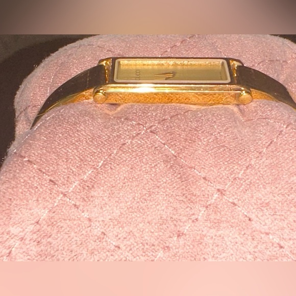 Gucci Horsebit
Vintage Gucci 1500L Horsebit Gold Plated Bangle Watch - Picture 8 of 15